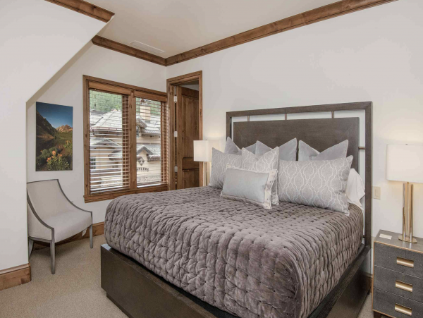 Vail 5 Bedroom Luxury Ski Vacation Condo - Sleeps 10 Guests